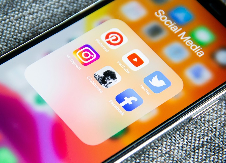 Družbena omrežja: Ključ do uspeha ali digitalna zanka?